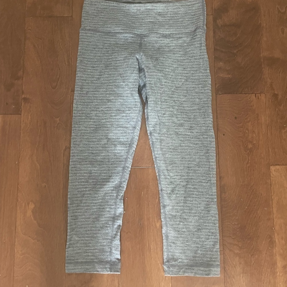 Lululemon capris size 6
